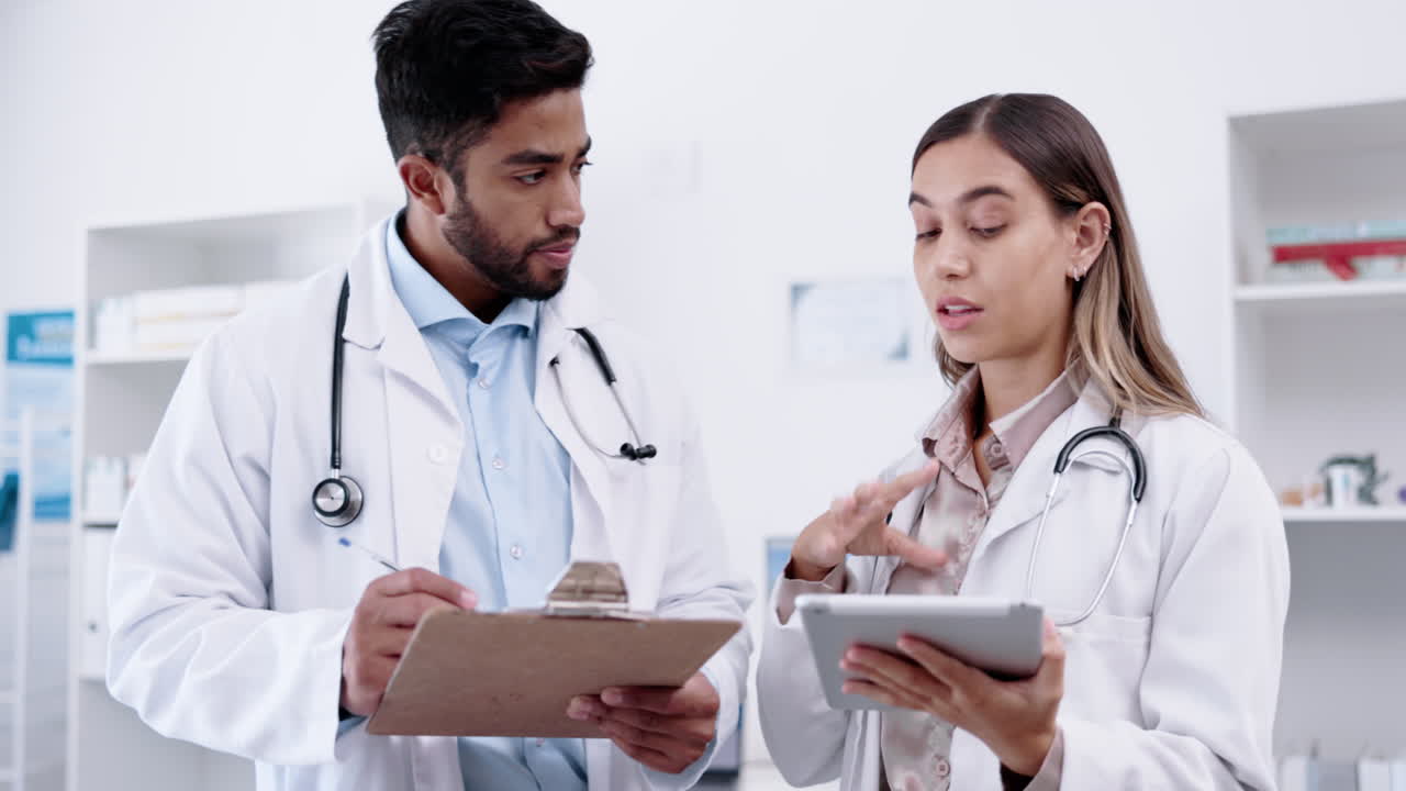 hospital, tableta o médicos que escriben para la planificación