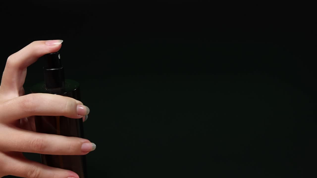 어두운 병에서 액체를 손으로 분사하는 순서