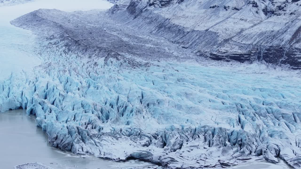Nærbillede af Vatnajokull-gletsjeren, utrolig isophobning ved bunden – 4K-luftfoto