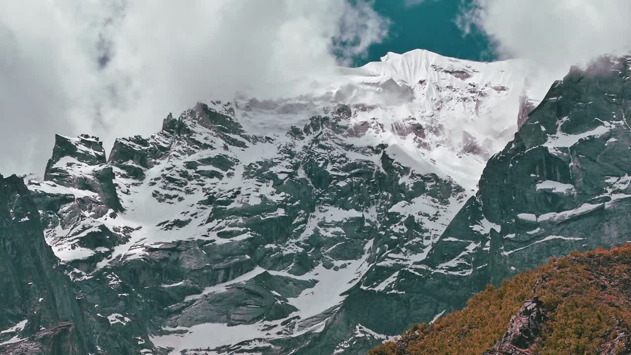 toma cinematográfica de montañas nevadas en la región de gangotri, india