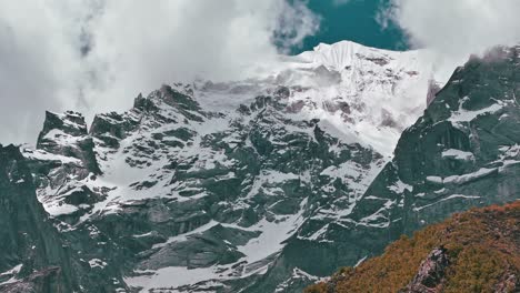 toma cinematográfica de montañas nevadas en la región de gangotri, india