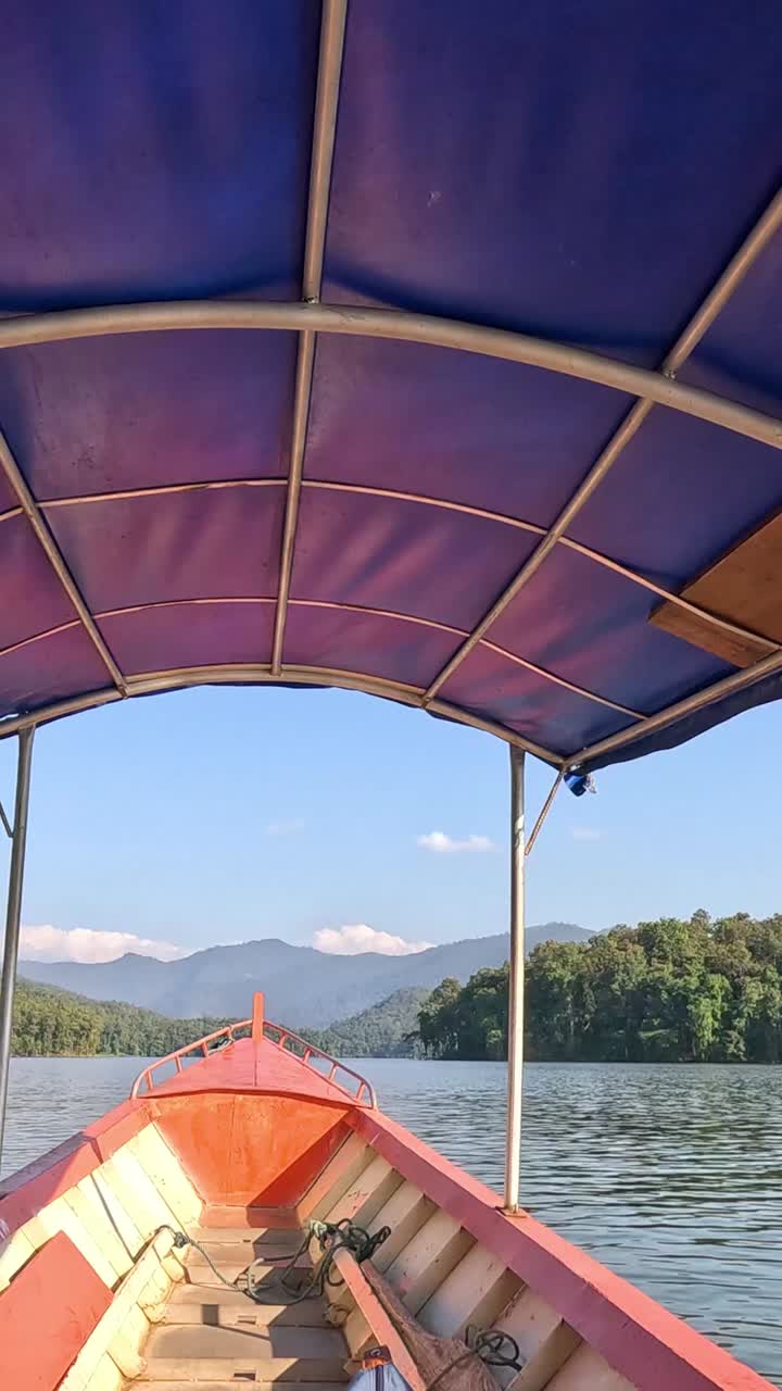 조용 하고 그림 같은 호수 를 가로질러 보트 여행