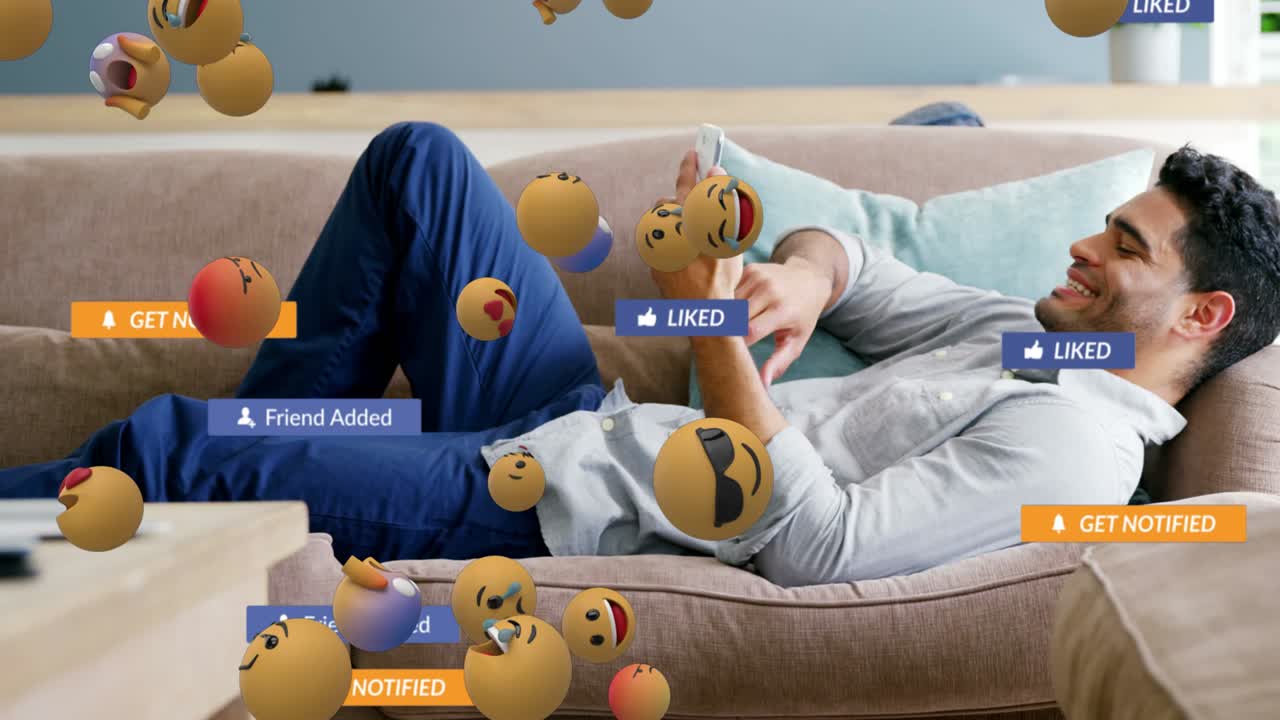 animación de iconos de redes sociales y emojis cayendo sobre hombres que usan teléfonos inteligentes