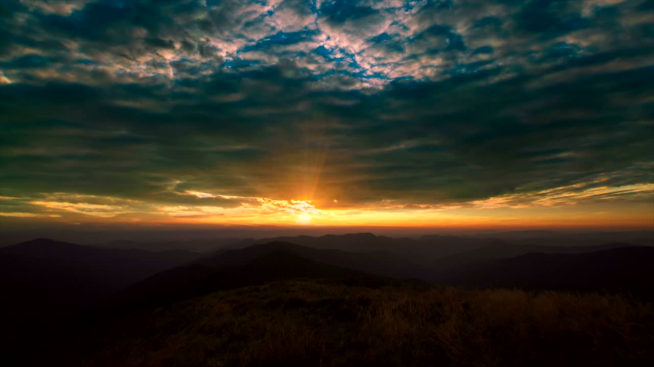 el hermoso paisaje de las montañas contra la puesta de sol.