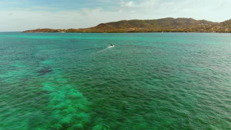 Luftaufnahmen-Eines-Schnellboots,-Das-Die-Grenadinen-Verlässt-Und-Zurück-Nach-Carriacou-Fährt