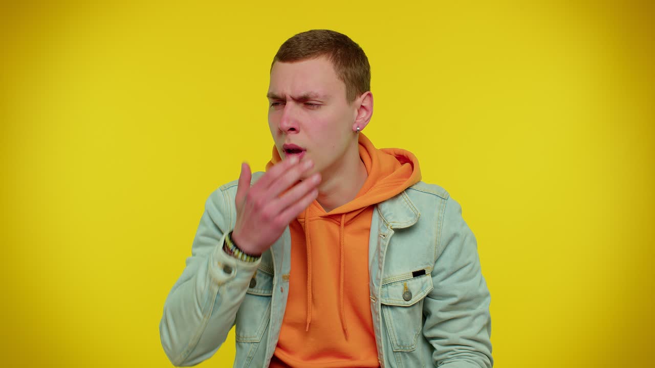 cansado guapo somnoliento hombre bostezando, sintiéndose somnolente perezoso aburrido aburrido sufriendo de falta de sueño