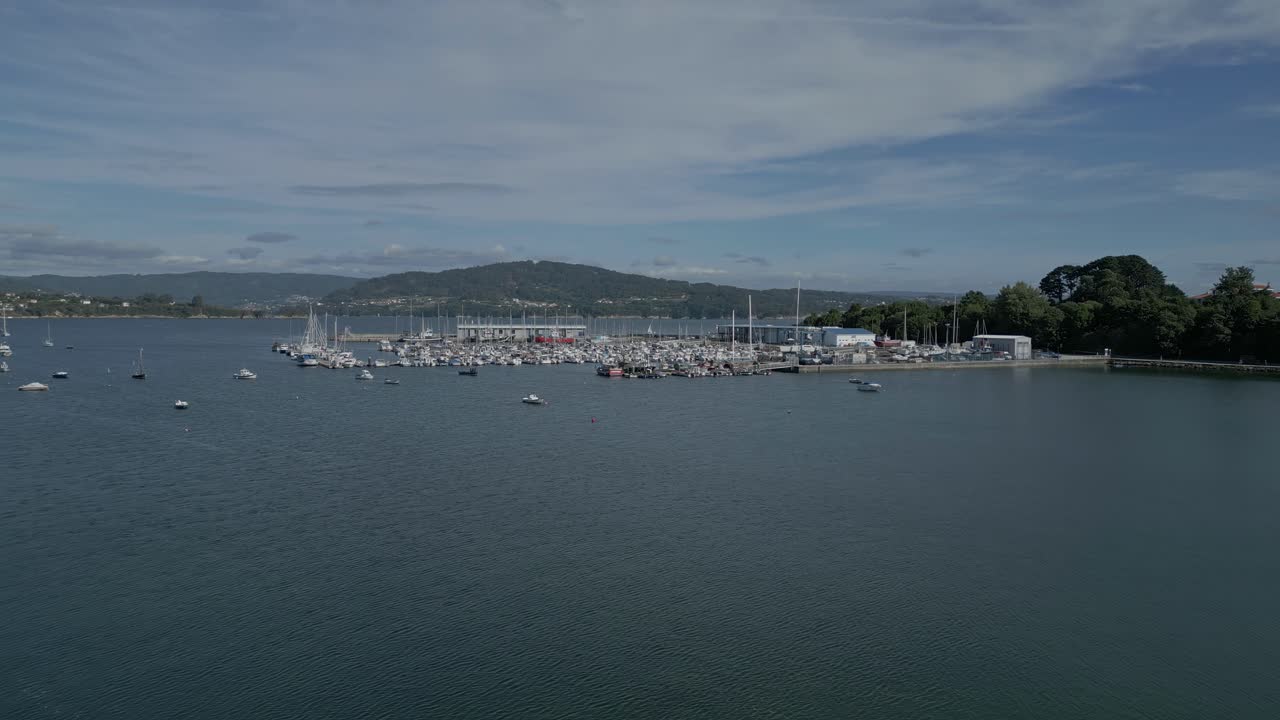 puerto deportivo de porto de ares con un paisaje marino tranquilo en ares, una coruna, españa