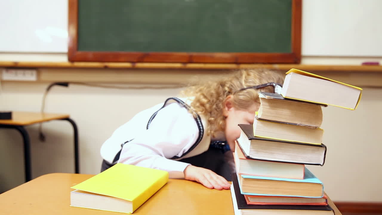 금발의 학생이 보기를 사용하고 있습니다.