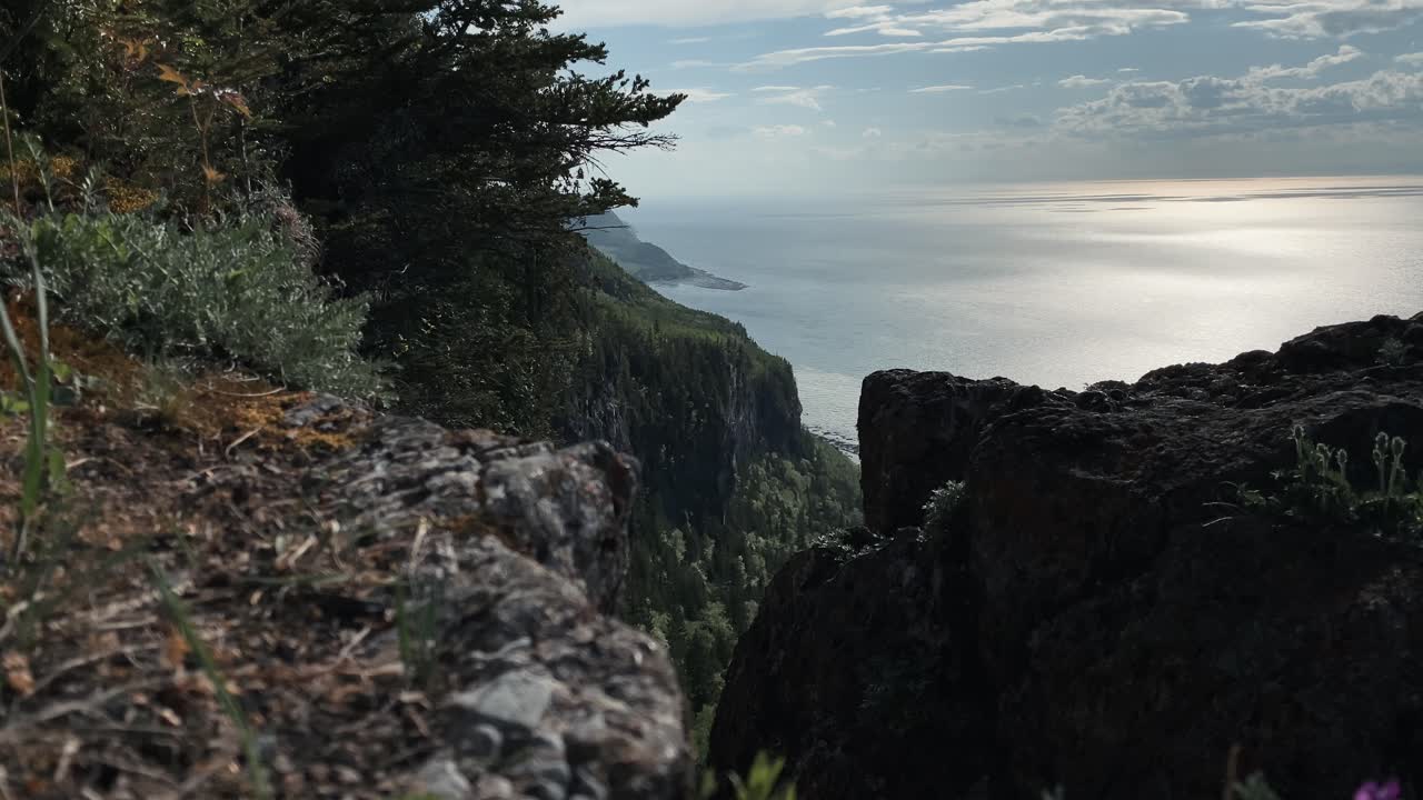 paisaje en el parque nacional bic con vistas al tranquilo océano azul en el fondo en rimouski, quebec, canadá