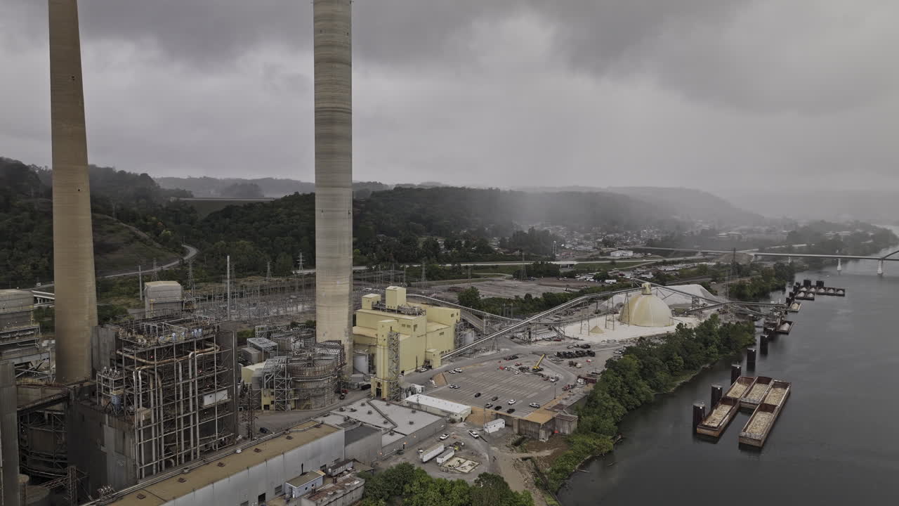 brillante sobrevuelo aéreo de ohio v9 una gran instalación industrial, una planta de energía con altas chimeneas, situada a lo largo de un río bajo un cielo nublado - filmado con mavic 3 pro cine - septiembre 2023