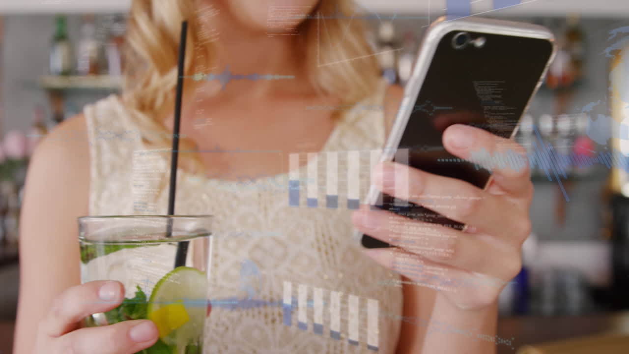 animación del procesamiento de datos financieros sobre una mujer caucásica que usa un teléfono inteligente