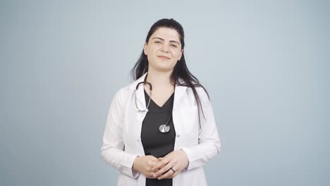 el médico muestra la tos correcta.