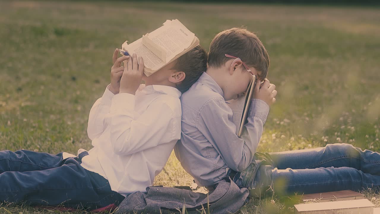 셔츠와 청바지를 입은 소년들은 하루 동안 열심히 공부한 후 휴식을 취합니다.