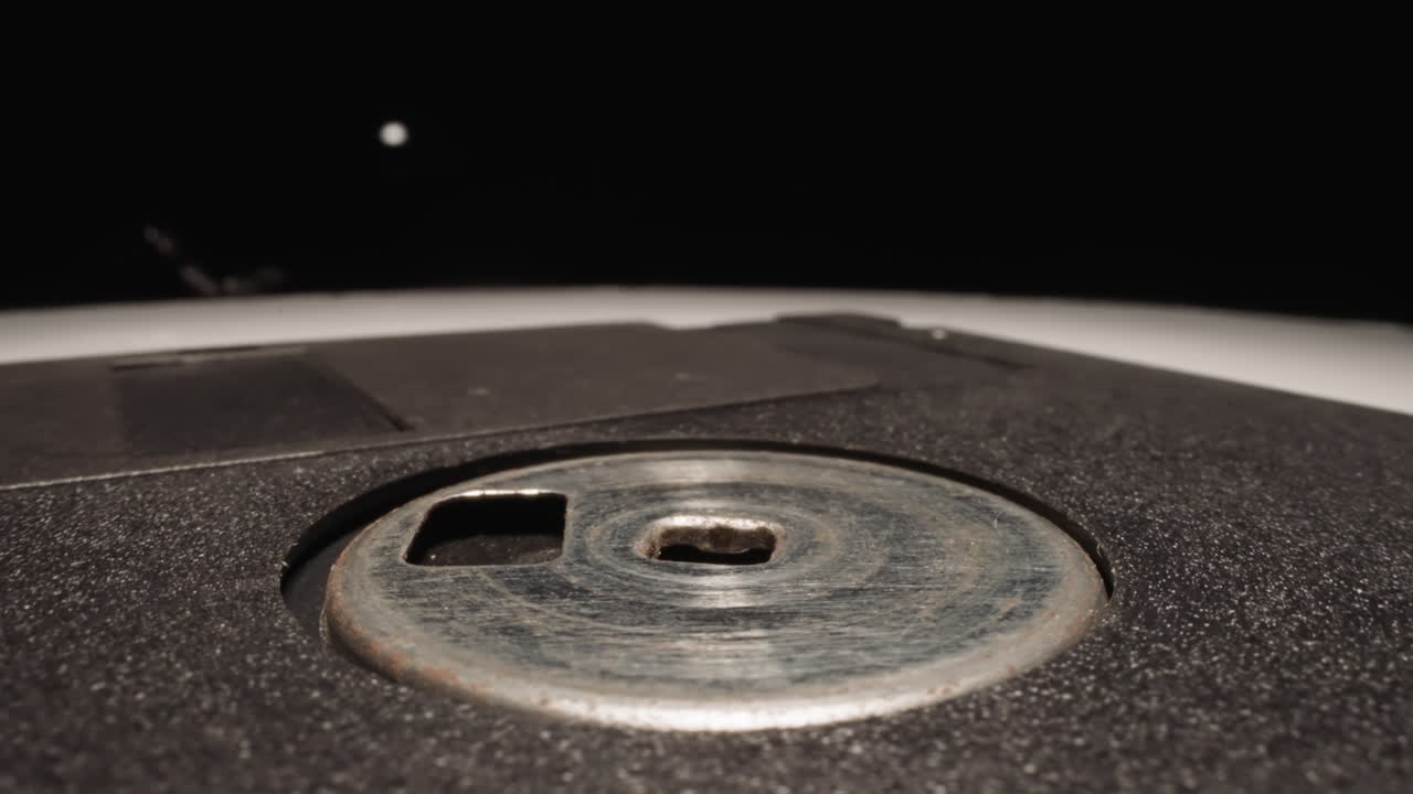 검은 바탕 에서 일식 을 관찰 할 수 있도록 설계 된 플로피 디스크