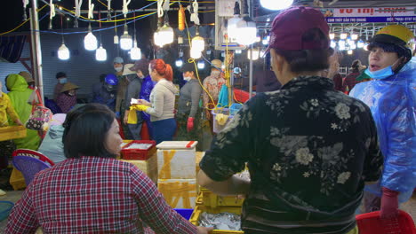 Pescador-Comerciando-Con-Pescado-Fresco-En-El-Puerto-Pesquero-De-Tho-Quang,-Vietnam