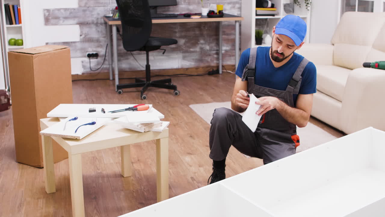 Pria merakit furnitur flat pack di rumah