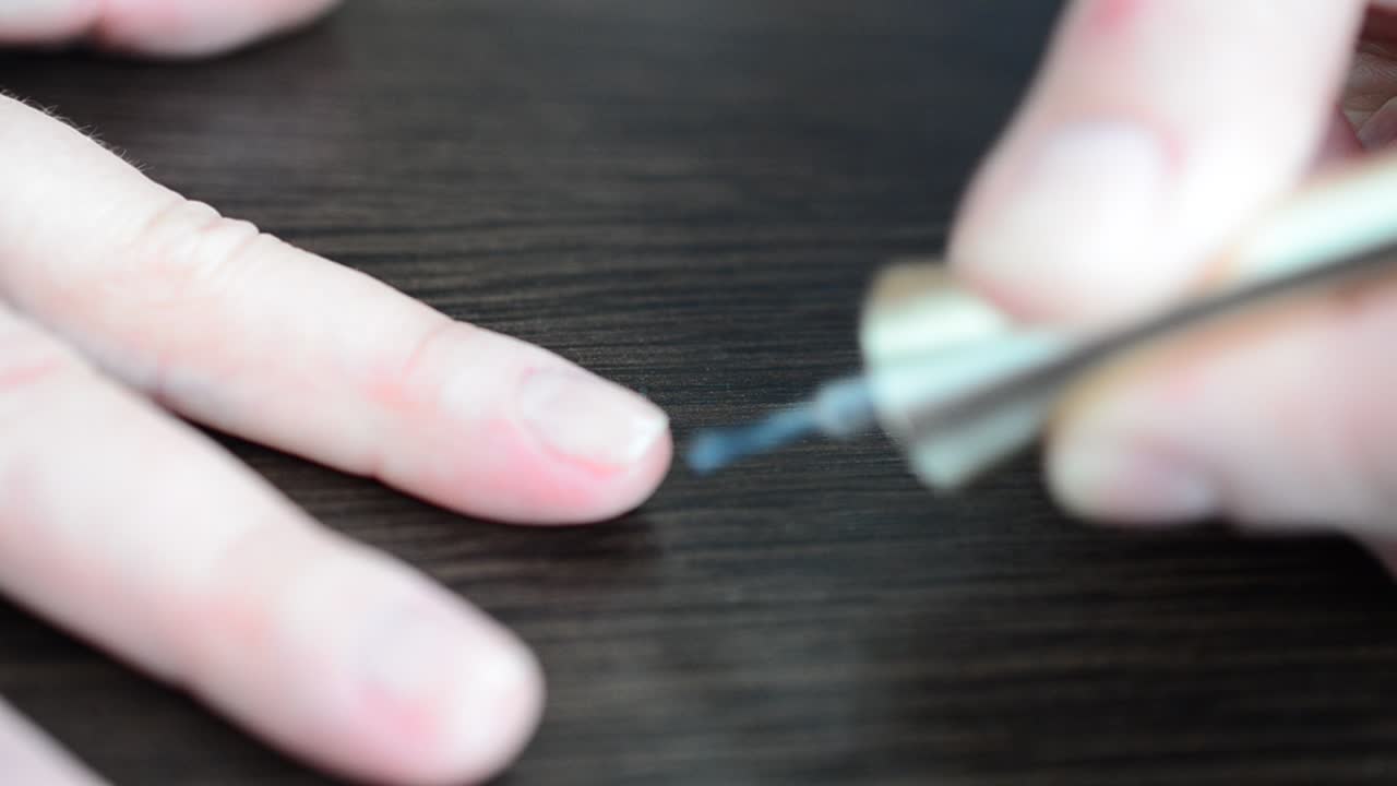 Esmalte de uñas. La mujer hace la manicura.