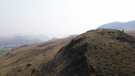 Montículo-De-La-Ladera-Desde-Una-Panorámica-Aérea-Con-Drones-Con-Vistas-De-Cache-Creek-Cerca-De-La-Autopista-2520-Cariboo,-Columbia-Británica,-Canadá