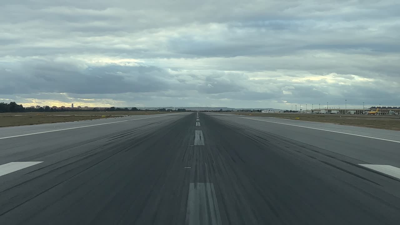 despegue en tiempo real visto por los pilotos desde una cabina de un avión con un cielo nublado de otoño