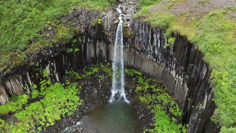 Der-Beliebte-Svartifoss-wasserfall-Und-Seine-Basaltsäulen,-Skaftafell,-Vatnajökull-nationalpark,-Island---Luftdrohnenaufnahme