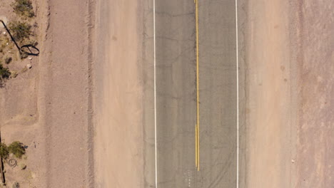 suv negro conduce por una parte estrecha de la ruta 66 en california, ee.uu., durante el día