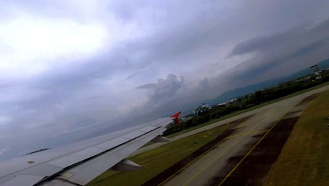 un avión despegando del aeropuerto