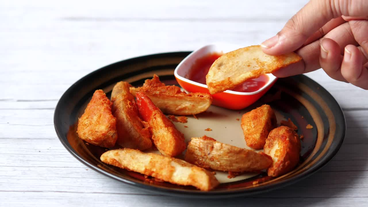 Crispy Potato Wedges with Tomato Dip