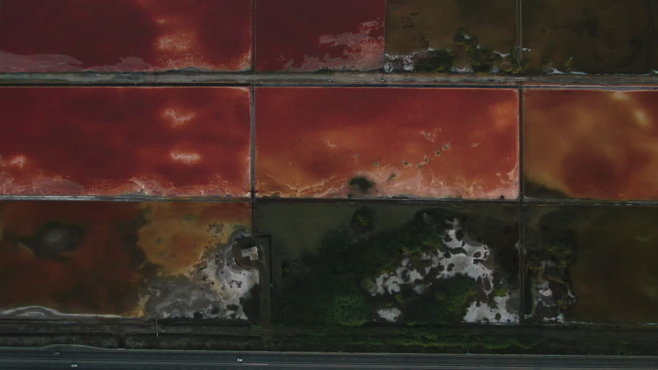 고속도로 근처 불가리아의 소금 붉은 호수 위에 아름다운 무인 항공기가 쐈어.