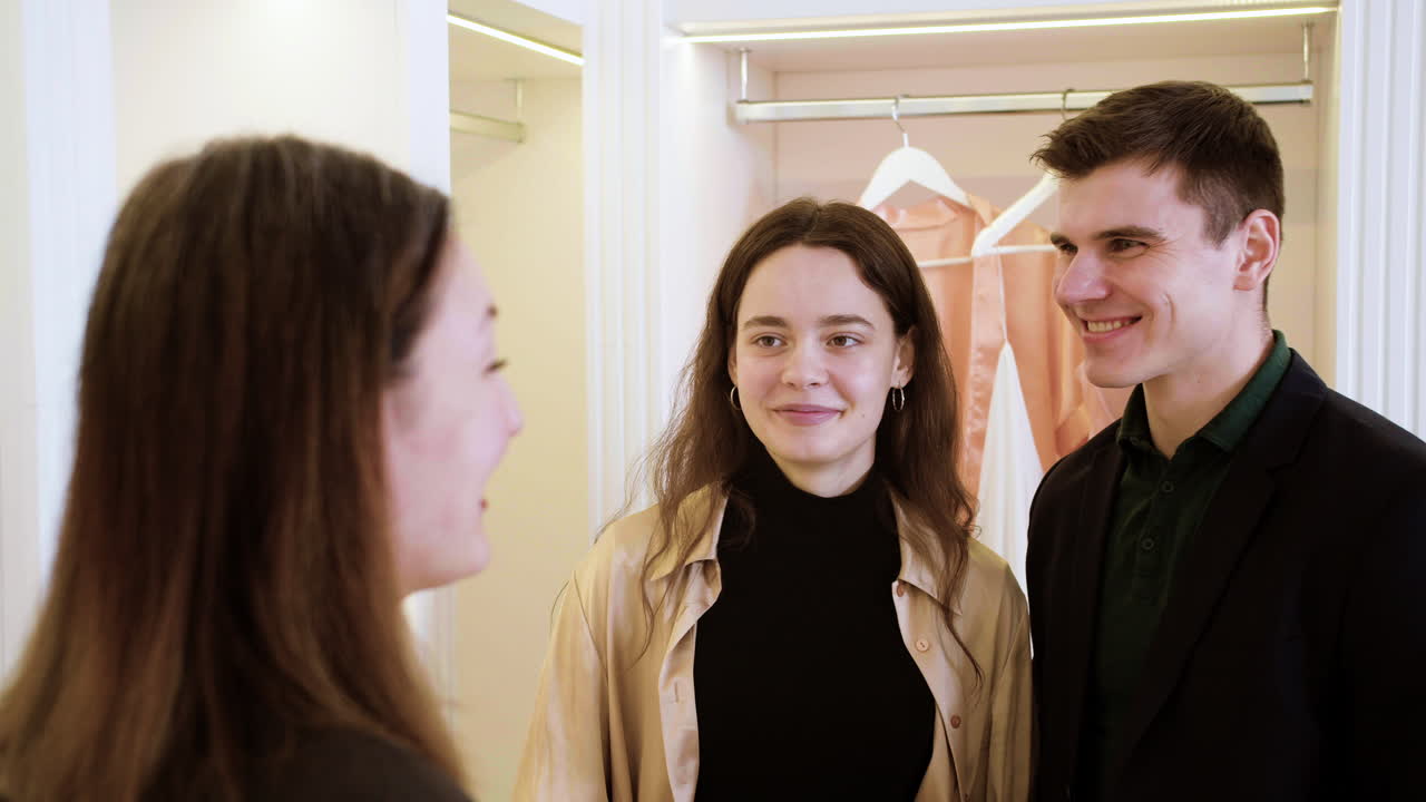 한 부부 와 대화 하고 있는 여자 의 뒷면