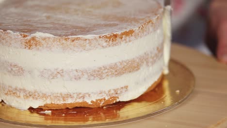 preparing a layer cake