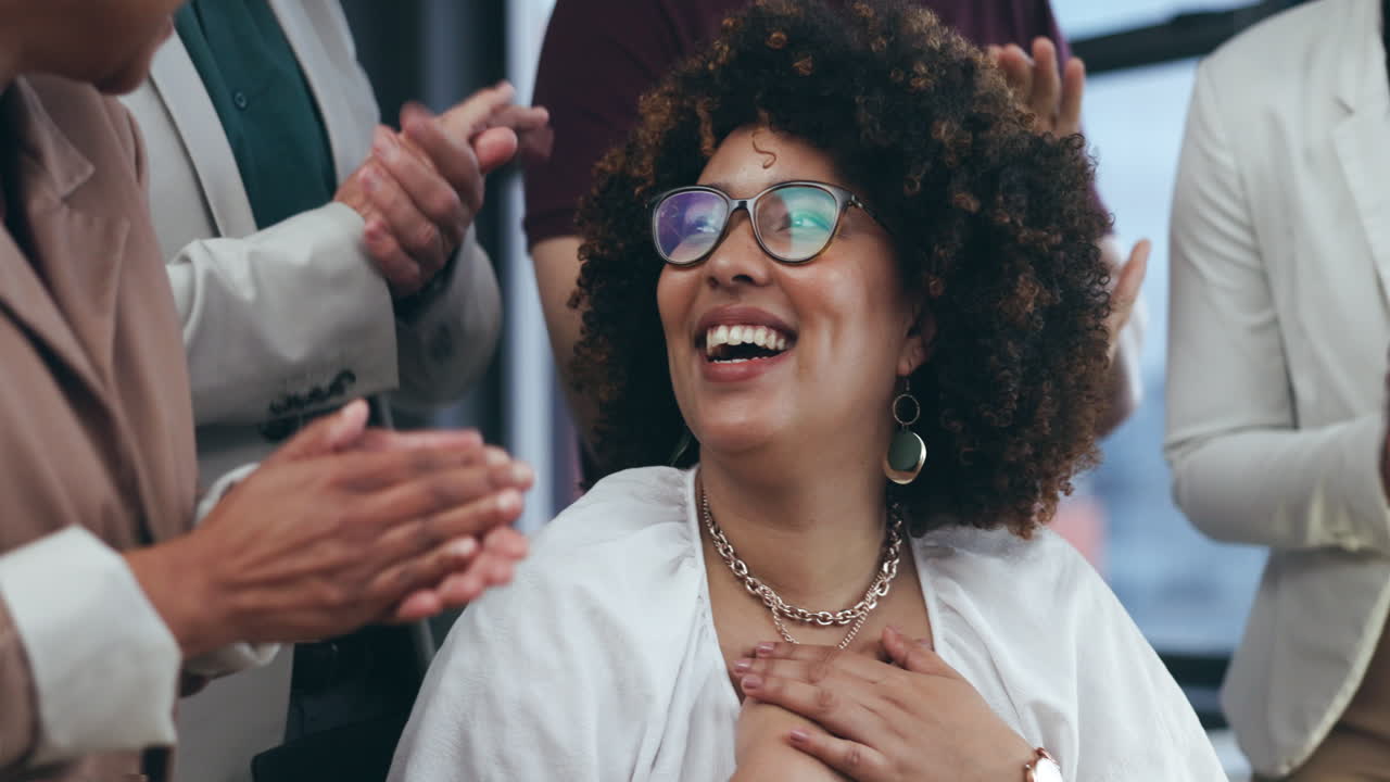 aplauso, éxito y mujer de negocios para las finanzas