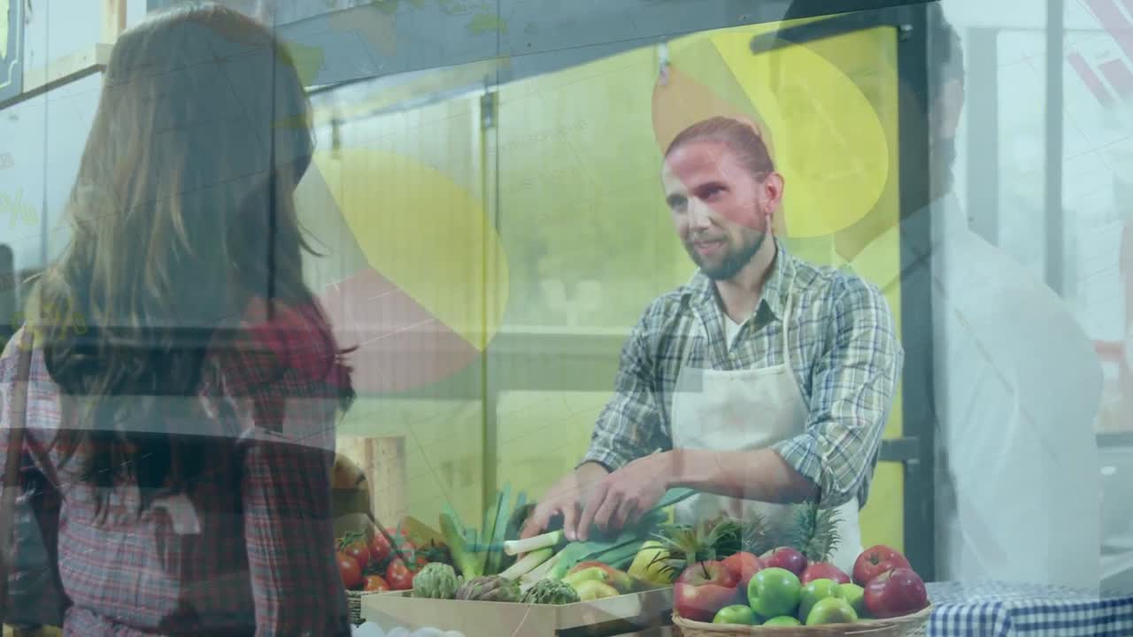 animación de gráficos financieros sobre un feliz vendedor caucásico y una cliente en una tienda de comestibles