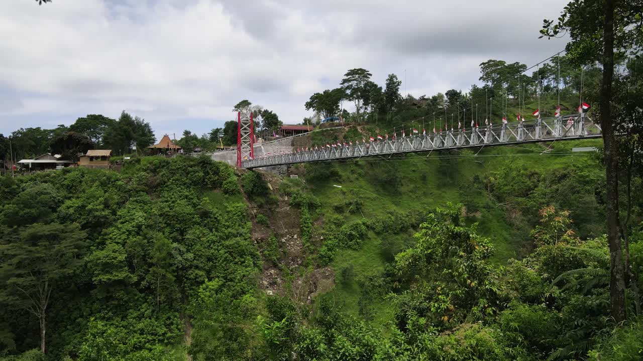 머라피 산 경사면에 곤돌라가 있어 건널 수 있는 길파상 현수교의 관광지
