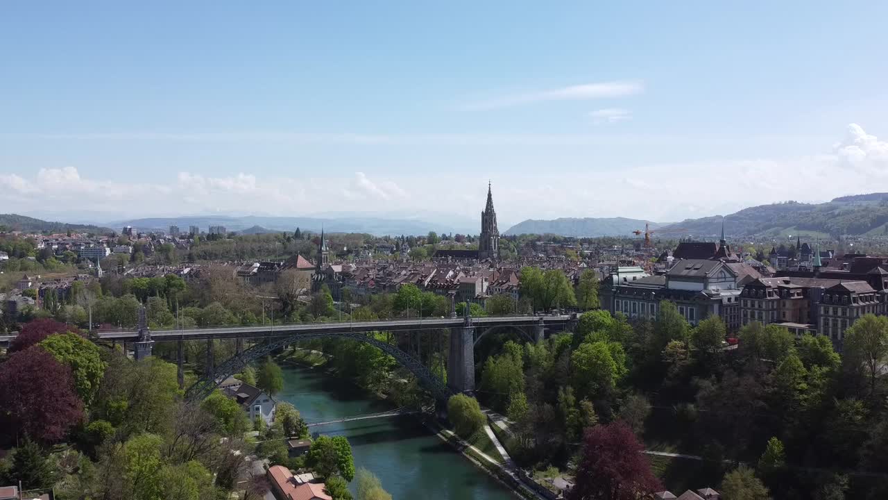 vuelo de avión no tripulado sobre la ciudad de berna con vistas a un puente y la famosa iglesia de múnich, cielo azul soleado