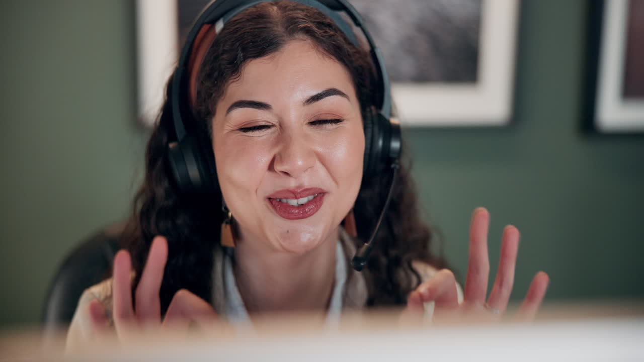 mujer que trabaja en el servicio al cliente