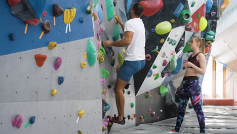 personas en un centro de pared de escalada