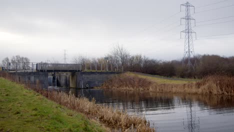 Aufnahme-Mit-Blick-Zurück-Auf-Die-Clyde-Kanalschleuse-Mit-Kelpies-Im-Hintergrund