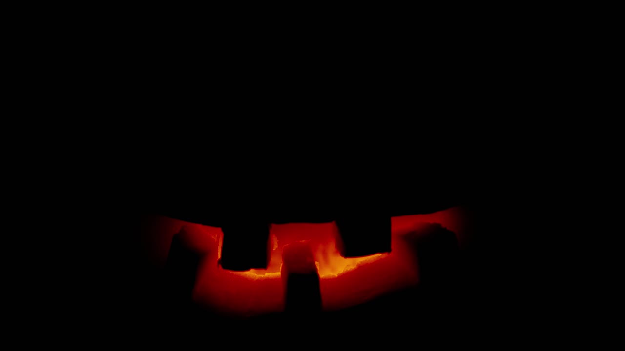un viejo y aterrador jack-o-lantern sobre un fondo negro.