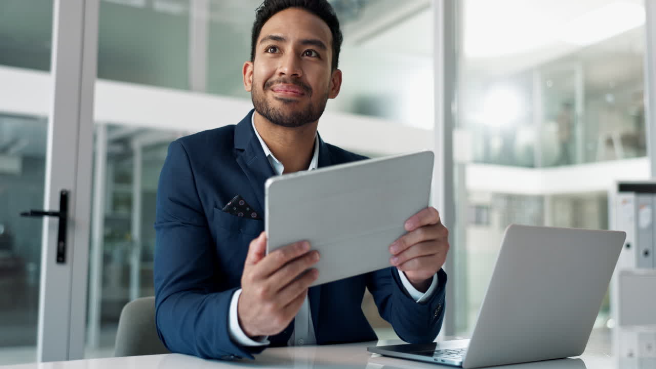 Empresario usando tableta y portátil en la oficina