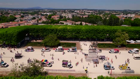 fotografía aérea de los manifestantes del orgullo gay caminando por el parque de montpellier