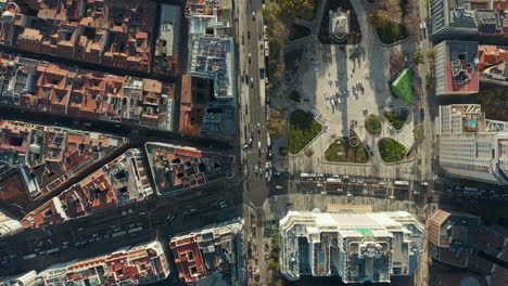 Vogelperspektive-Von-Oben-Nach-Unten-Auf-Den-Verkehr-In-Den-Straßen-Rund-Um-Die-Plaza-De-Espana.-Dachansicht-Von-Gebäuden-In-Der-Stadt.