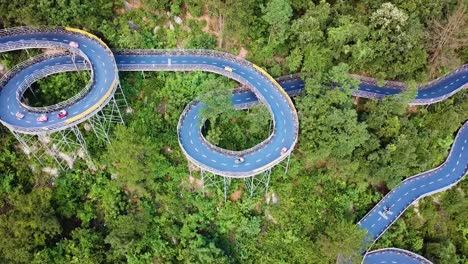 vista superior de la pista de carreras de karts curva en el parque de atracciones, tonglu, china