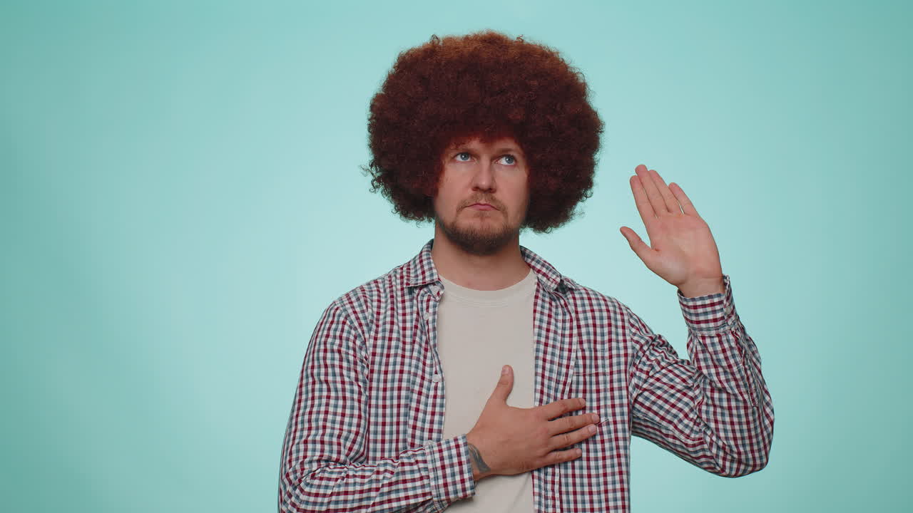 정직한 사람이 손을 들어 맹세를 하고, 정직하고 진실을 말할 것을 약속하고, 정직할 것을 맹세합니다.