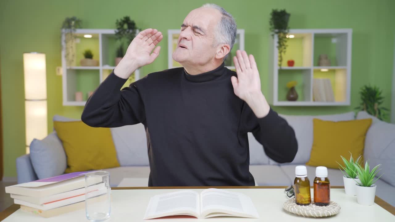 목과 허리 통증이 있는 노인.