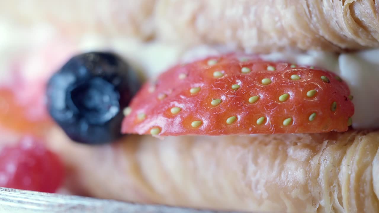 Primo piano di un delizioso dolce con frutti di bosco freschi e panna
