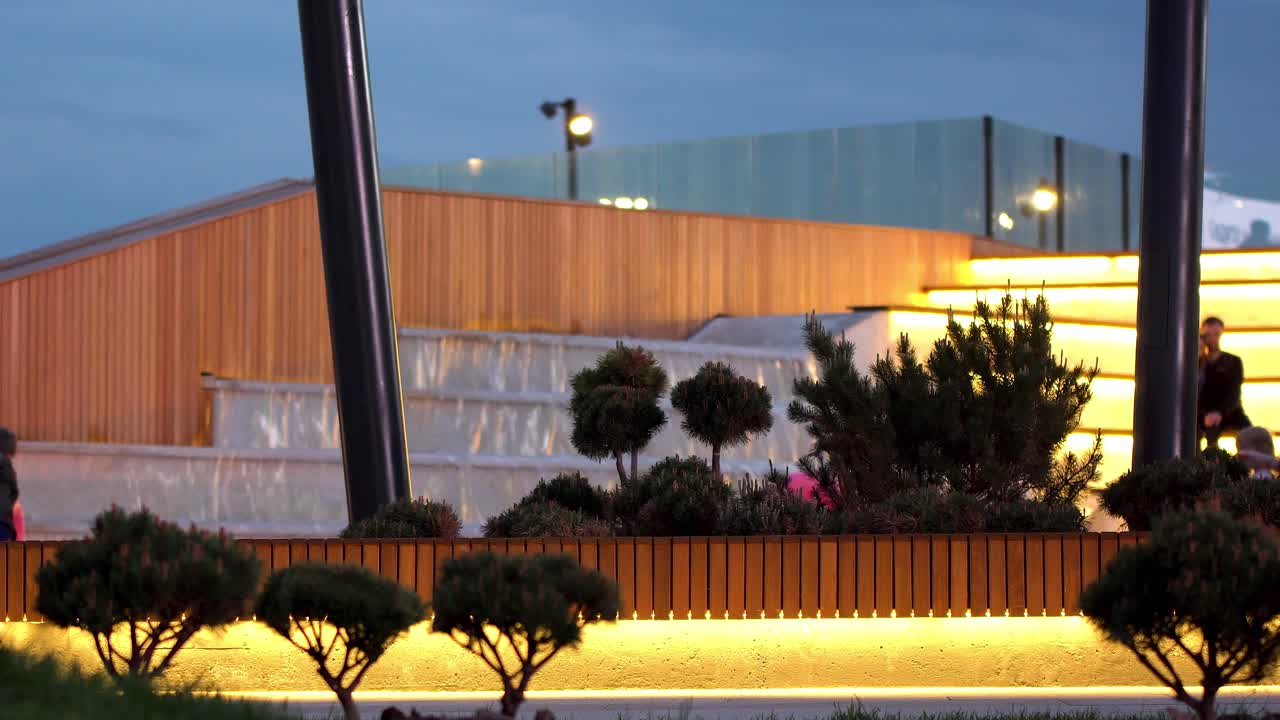 parque urbano moderno por la noche con función de agua