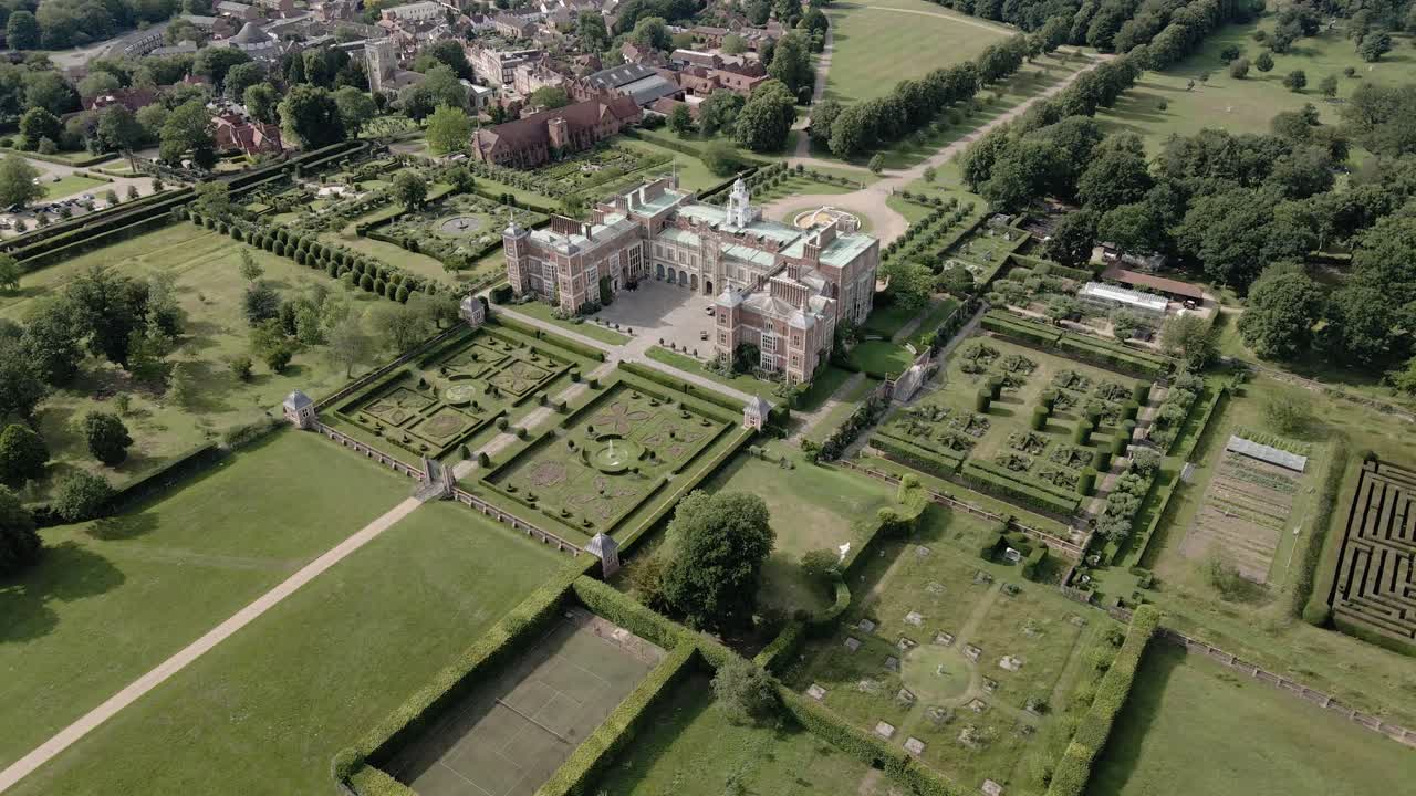 궤도를 도는 공중 전망 해트필드 하우스의 유서 깊은 튜더 공원과 조경된 미로 및 정원 랜드마크