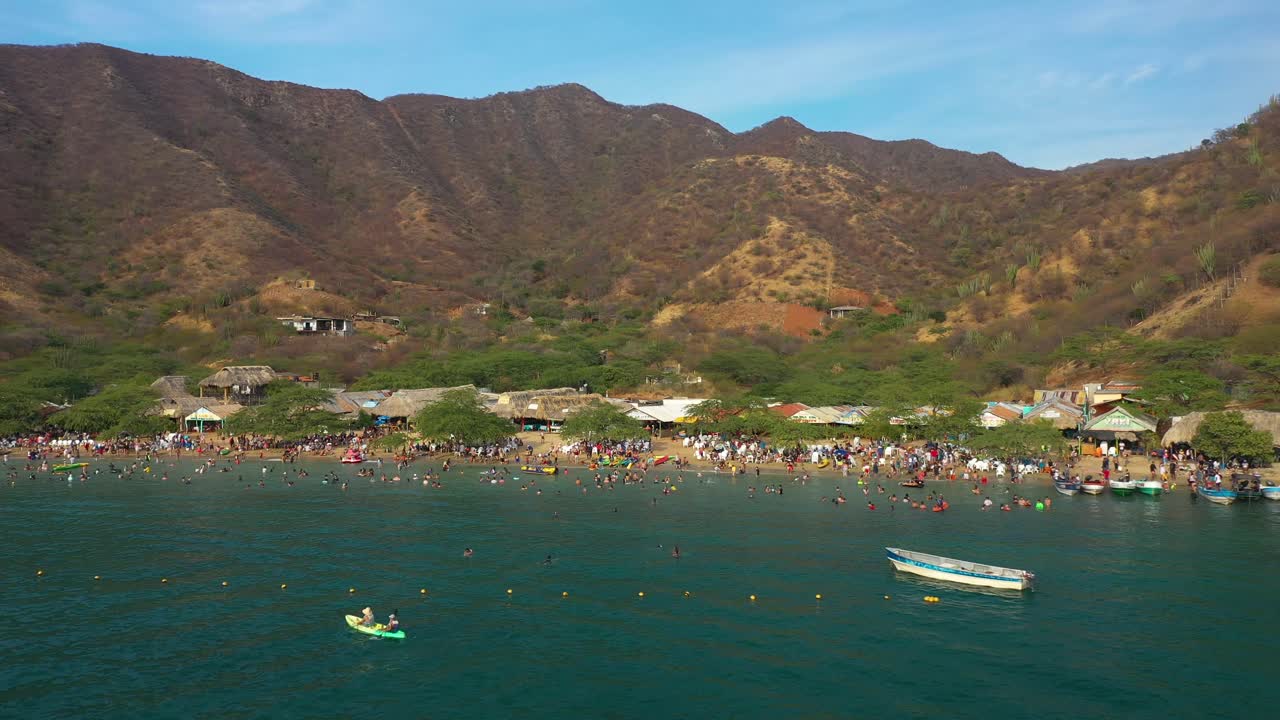 라틴 아메리카의 햇볕이 잘 드는 해변의 조감도