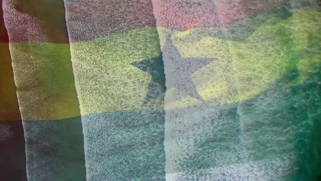 Digitale-Komposition-Der-Wehenden-Ghana-Flagge-Vor-Der-Luftaufnahme-Der-Meereswellen