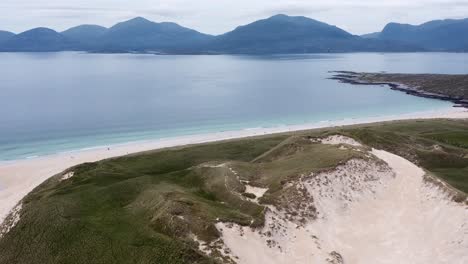 Toma-De-Drone-De-La-Playa-De-Luskentire-Con-Las-Montañas-Harris-En-El-Fondo